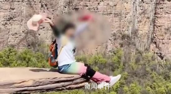 懸崖試膽石現裂縫游客仍坐邊緣打卡 鎮政府：已設置禁止標志