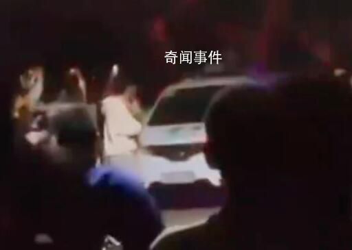 高校辟謠女生出軌男友進(jìn)校討說法 因大量學(xué)生聚集警方來是維持秩序