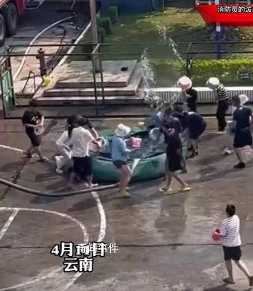 潑水節消防員騙路人取水被反包圍 路人們被潑了一個措手不及
