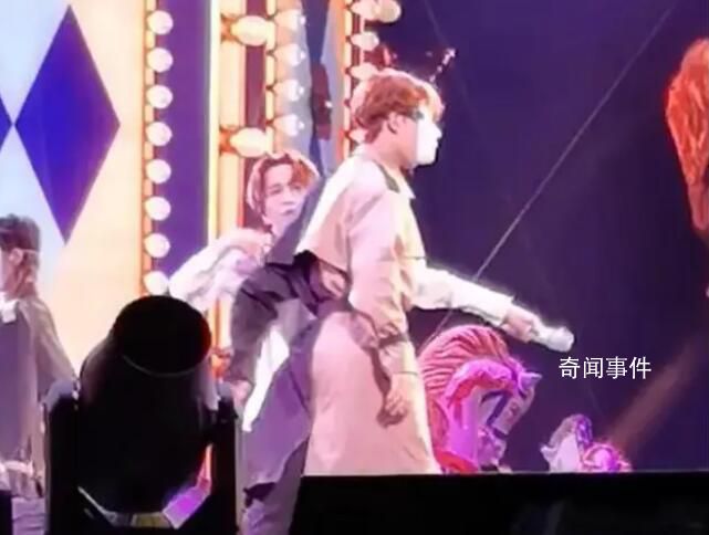 薛之謙巡演唱到一半被伴舞撞飛了 網(wǎng)友吐槽：這也能上熱搜