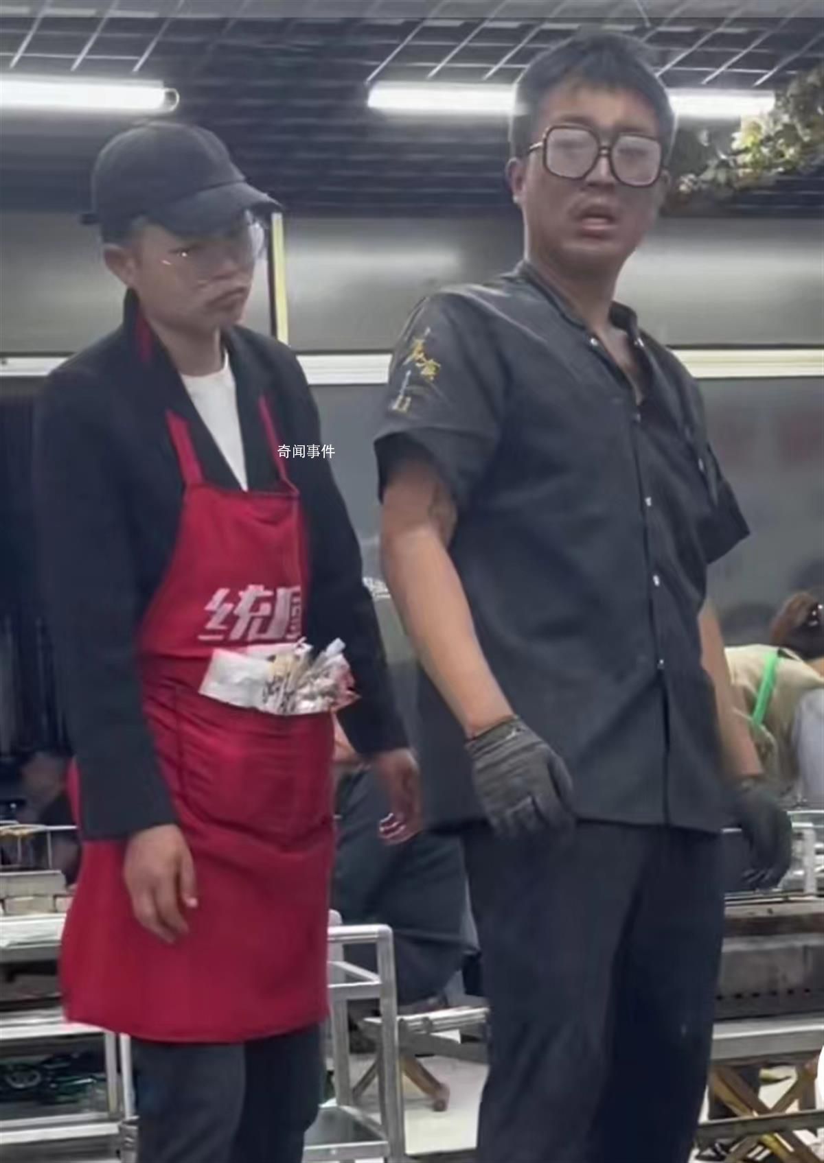 淄博燒炭小哥臉被熏黑了 人群中一眼就看出來他是干燒烤的了