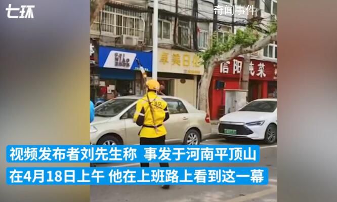 外賣員身綁樹枝掛吊瓶送外賣 致敬每一位努力的人