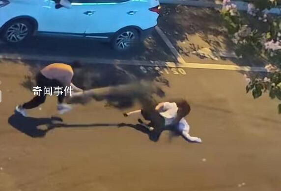 女子與男友爭吵當街遭棍打 路人報警女子被往醫院