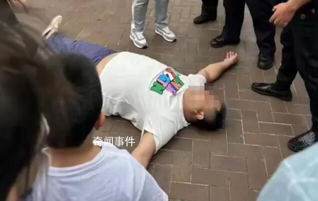男子在迪士尼抽煙后逼哭工作人員 男子正在派出所接受進一步的調查