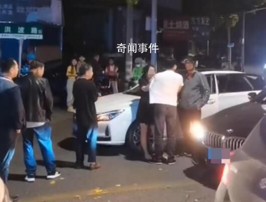 女子酒后當街撕扯男子上衣 已轉交警處理