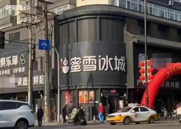 街道店鋪被統一規定黑底招牌 網友：有點膈應
