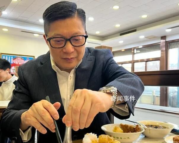 鄧炳強在北京品嘗豆汁 連說“唔錯”