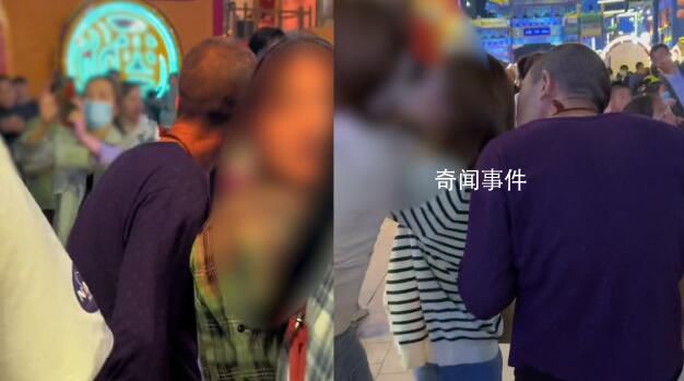 男子夜市故意觸碰女生還偷聞發(fā)香 老頭疑精神有問題最后將其口頭警告驅(qū)趕