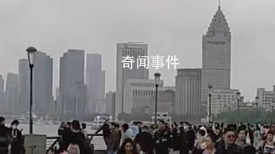 上海陰雨外灘假期首日未現(xiàn)大客流 游客平穩(wěn)有序參觀游覽