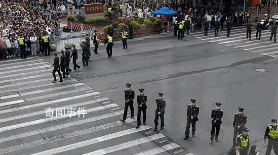 上海武警拉鏈式人墻上線 維持道路暢通