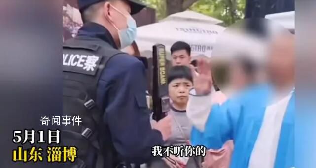 網傳男子穿道士服被攔在燒烤景區外 引發熱議