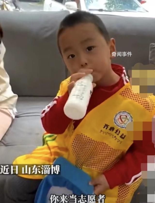 淄博0.85米志愿者喝著奶幫看行李 淄博一群小朋友穿黃馬甲志愿引導(dǎo)服務(wù)游客