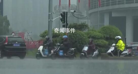 五一返程高峰遇強降雨 多地堵上加堵