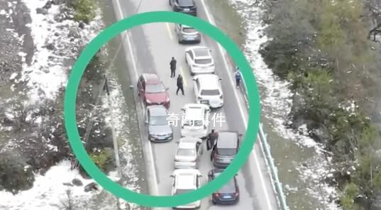 假期康定有路段疑因車輛逆行擁堵 有救護車被堵通宵