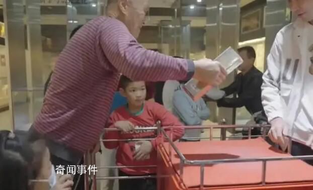 招遠文旅局:單手拿起50斤金磚就送