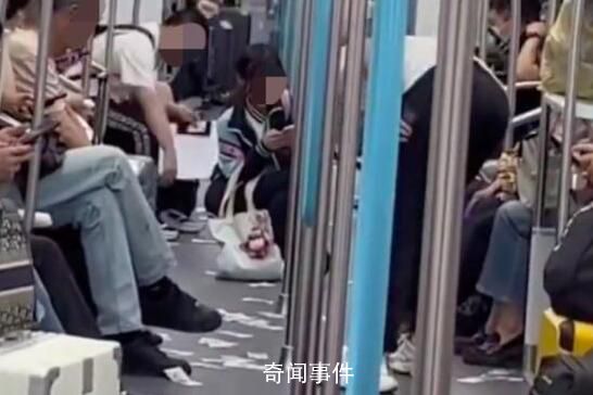 杭州一男子地鐵車廂內狂撒5元紙幣 客服回應：沒有收到相關信息