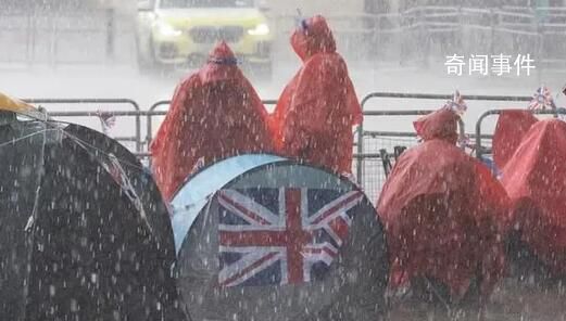 倫敦將迎暴雨 民眾披雨衣街頭露營