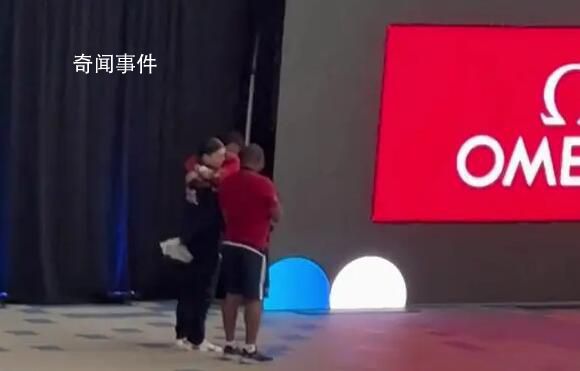 全紅嬋奪冠后被英國(guó)選手熊抱離場(chǎng) 被第三名的英國(guó)小姐姐直接抱走
