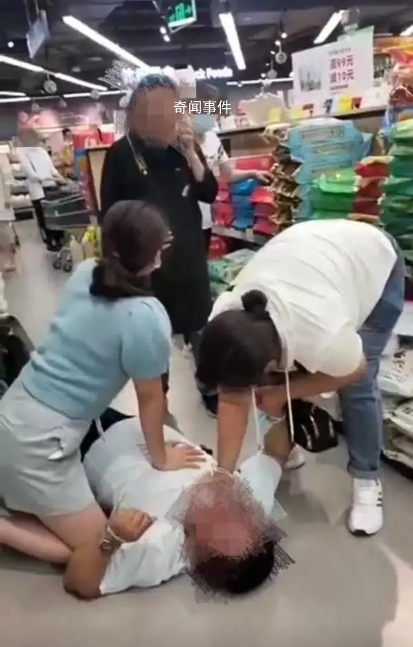 下班護士跪地救人20分鐘膝蓋淤青 網友：太暖心了