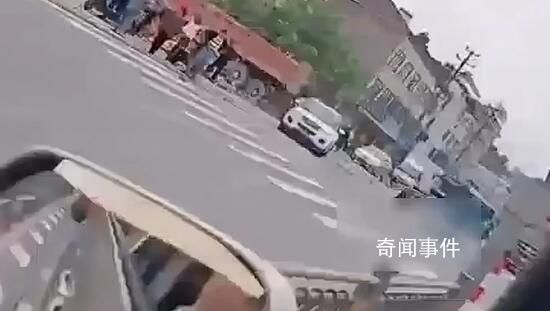 離異家庭女孩給媽媽發消息卻被拉黑 只有微信一種聯系方式