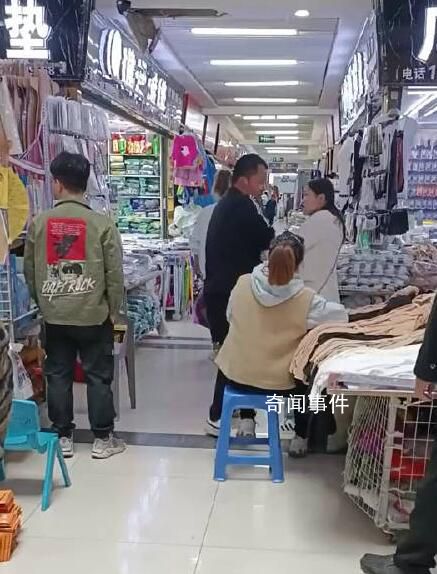 男子強拉老婆退掉幾十元衣服 叫你不要買那是我的錢