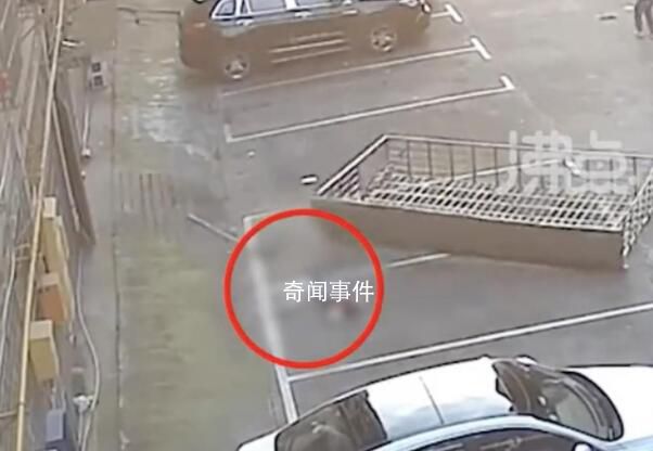 2名小孩和防盜窗一起墜樓 警方回應