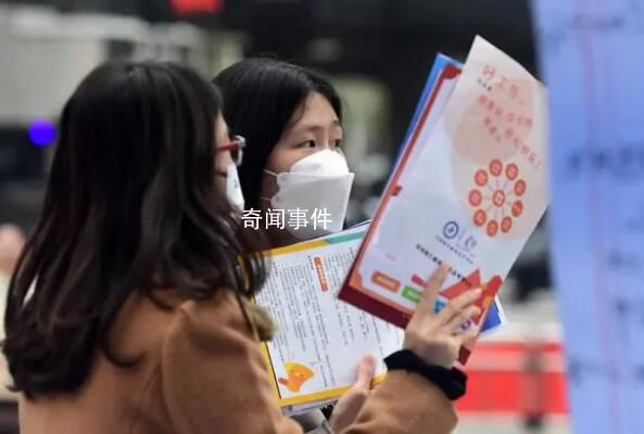 回家做“全職兒女”的年輕人