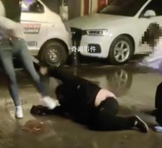 男子疑酒后鬧事被三女子合力制服 網友：干得漂亮