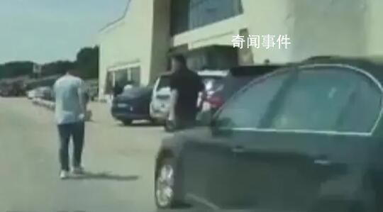 目擊者講述濟(jì)南服務(wù)區(qū)撞人事故 將一個(gè)混凝土防護(hù)欄撞出一百多米遠(yuǎn)