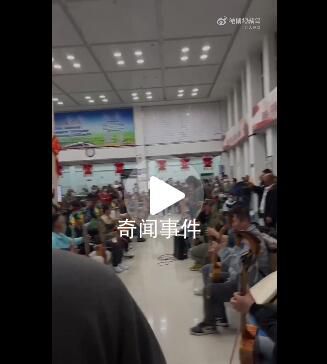 內蒙古火車站樂手齊奏萬馬奔騰 周圍的觀眾都拿手機開始錄