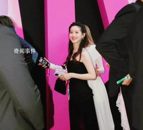 章澤天高調(diào)現(xiàn)身戛納晚宴 依然很有少女氣質(zhì)