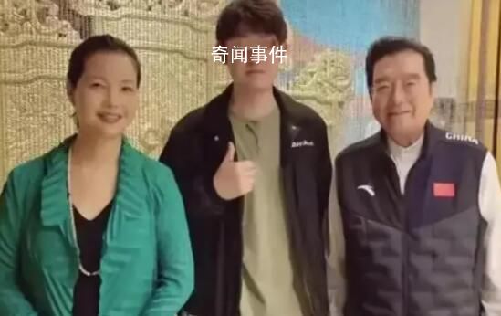 李天一全家福被網(wǎng)友打假 是兩三年前偶遇李雙江老師拍的合照