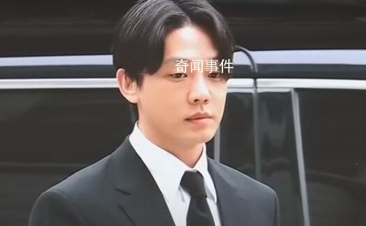 劉亞仁受訪時被路人潑水 被市民扔咖啡瓶擊中