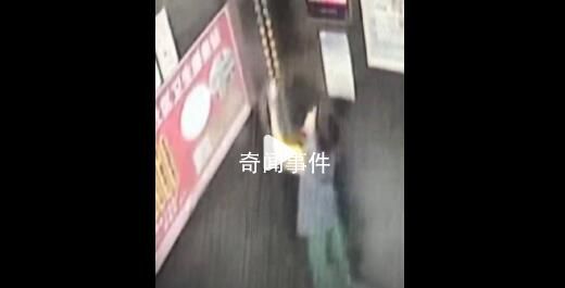 男童被困電梯20分鐘冷靜自救 20分鐘后電梯打開男童獲救
