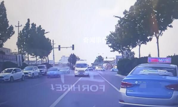 交通執法車逆行逼停出租車 車有問題交警才在路上攔截