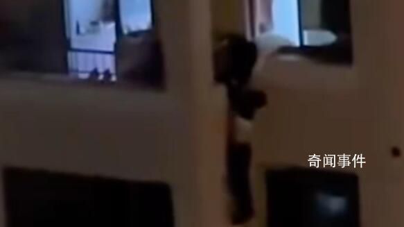 男子疑輕生懸掛高樓外大喊我累了 屋內(nèi)女子則死死抓住男子