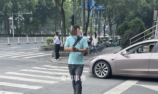 多地立法處罰過(guò)馬路玩手機(jī) 馬路低頭族成安全新隱患