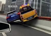 上海兩車“斗氣” 致一車騎跨高架欄