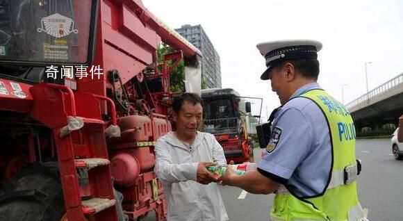 鄭州對誤入市區收割機一律不處罰 警車開道為小麥收割機駕駛員引路