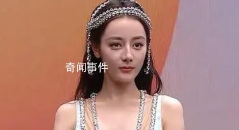迪麗熱巴時(shí)尚芭莎人魚裙 頭飾與禮服上的水鉆相映成趣