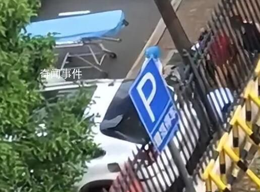 母女在幼兒園門口被撞身亡 車禍現場有多人圍觀