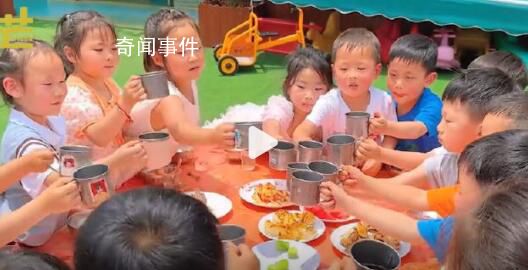 幼兒園擺20桌請(qǐng)200孩子吃席慶六一 場(chǎng)面非常喜慶和歡樂