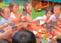 幼兒園擺20桌請200孩子吃席慶六一 場面非常喜慶和歡樂