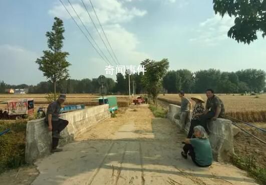 安徽村民攔下赴河南收割機就地作業 高速路口設置農機跨區作業接待站點