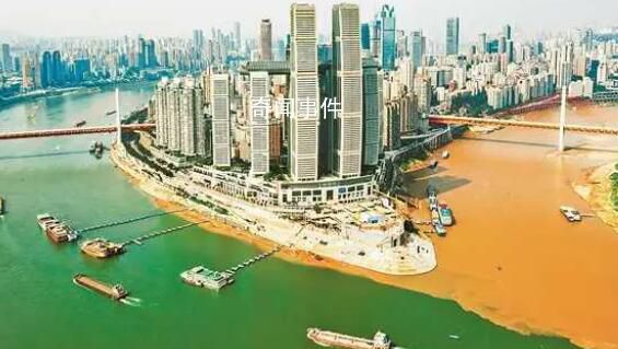 重慶兩江交匯現鴛鴦鍋奇觀 一邊麻辣一邊清湯