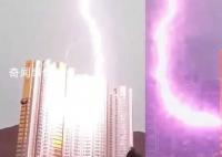 香港一住宅樓被雷擊中 爆出火光