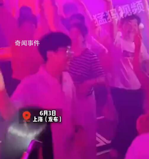 高考臨近阿姨們在夜店里跳廣場舞 阿姨：環境又好非常開心
