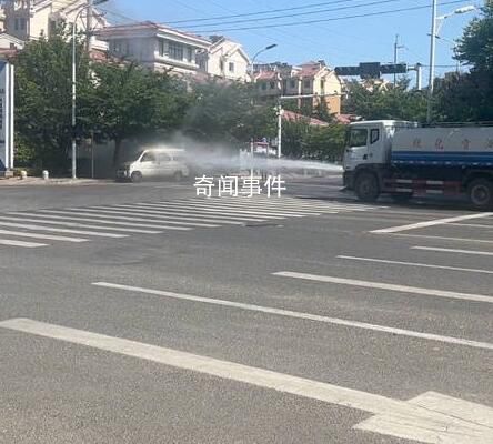 面包車著火路過灑水車1分鐘滅火 司機特別給力做好事不留名