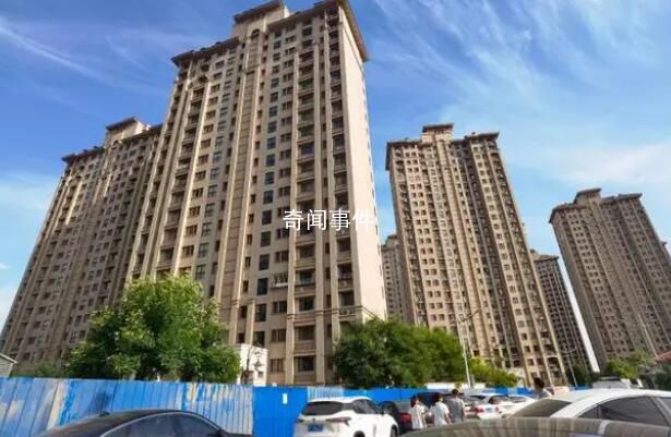 小區路面開裂后業主連夜搬家 周圍地表有開裂沉降現象