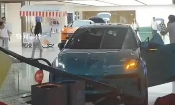 商場內展車被男童開動撞上扶梯 事故原因正在調查中